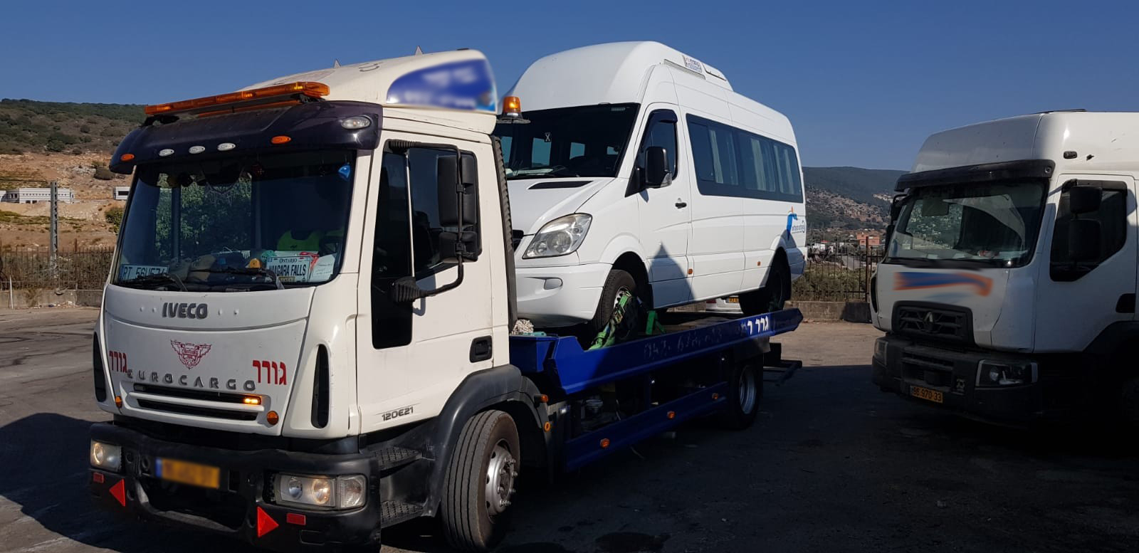 משאית גרר מובילה מיניבוס לבן
