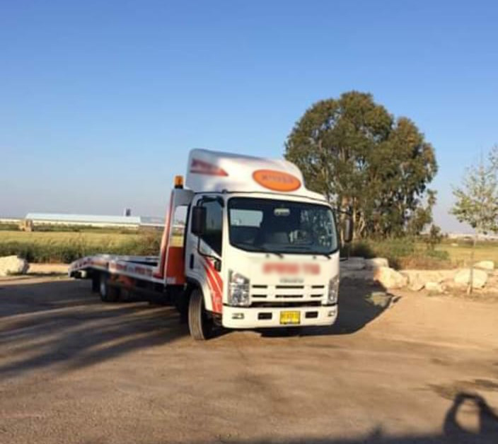 משאית גרר נבו עומדת לצד הדרך