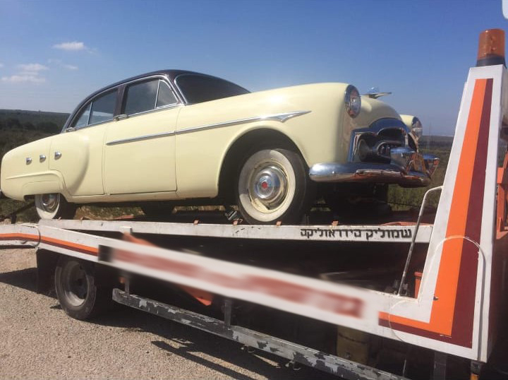 רכב אספנות מועמס על גרר