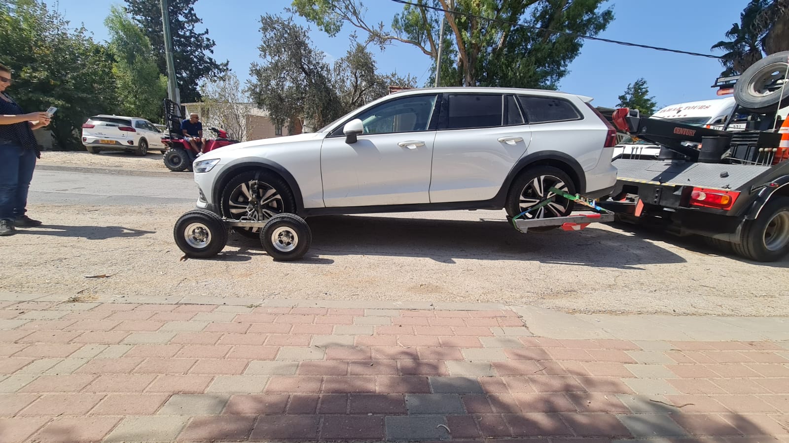 רכב פנאי לבן מורם על דולי גרירה