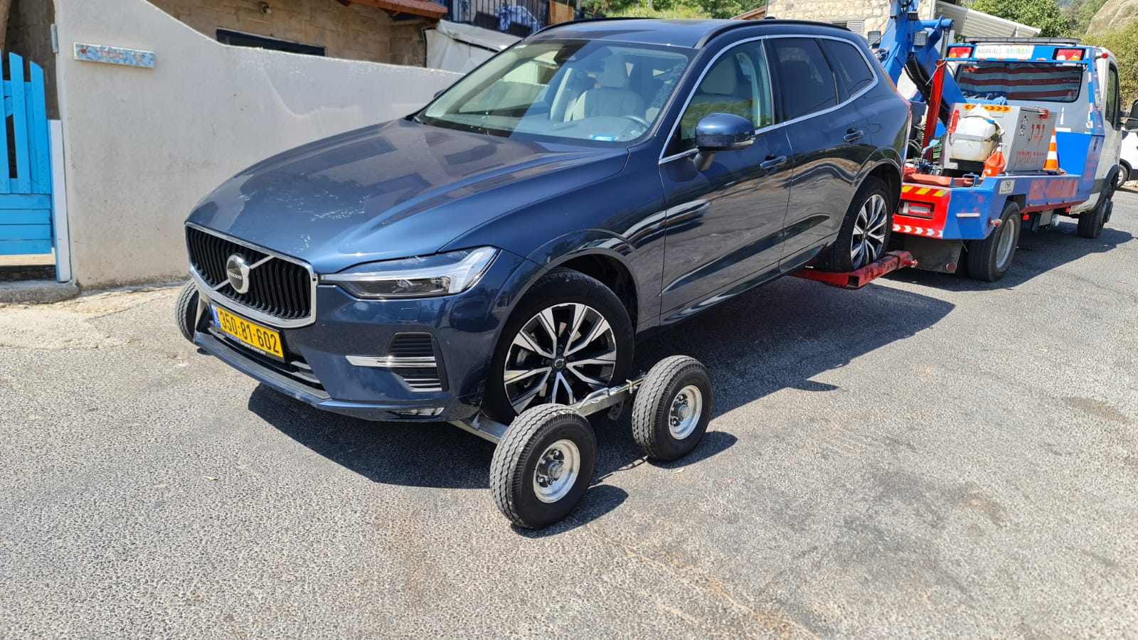 רכב וולוו מורם על דולי גרירה