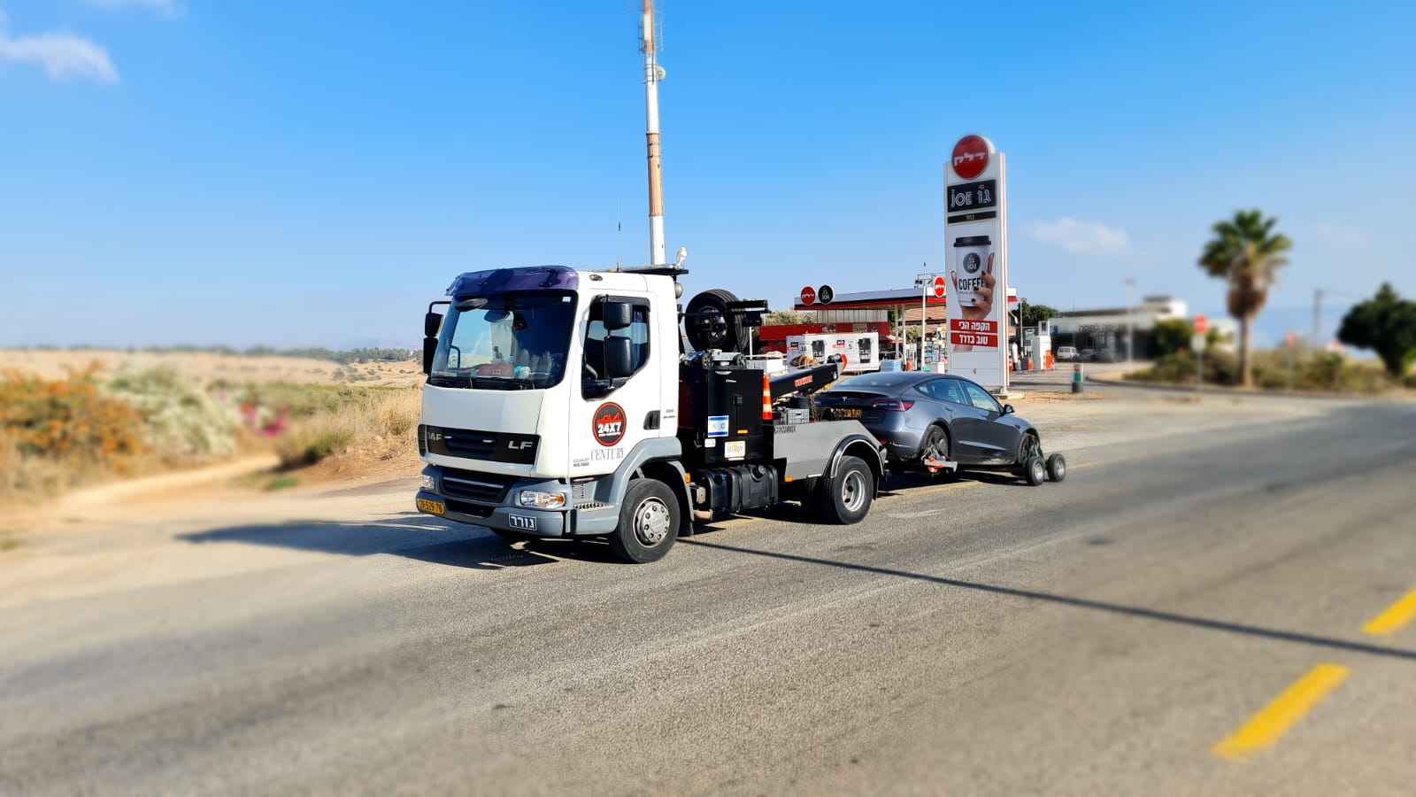 משאית גרר גוררת רכב שירות בכביש