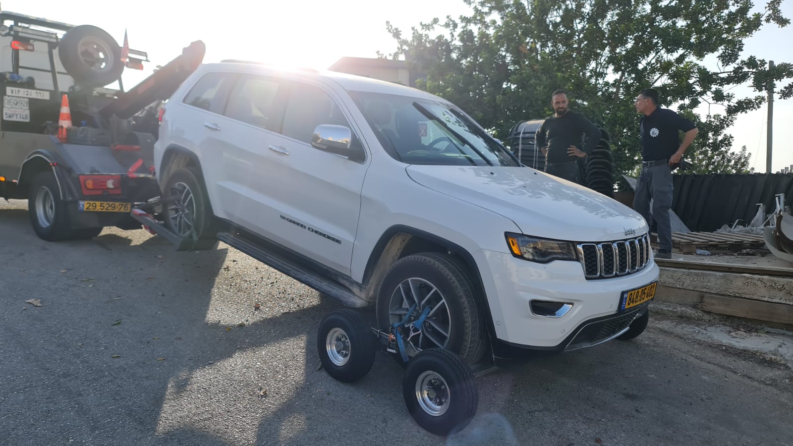 רכב שטח לבן מורם על דולי גרירה