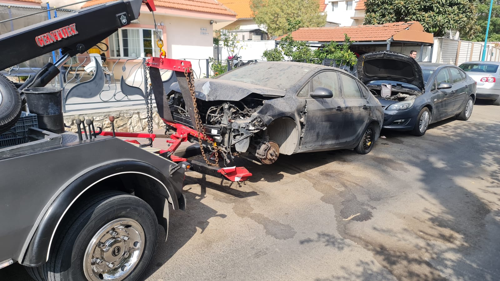 גרר מנוף מחלץ רכב שנפגע בשריפה