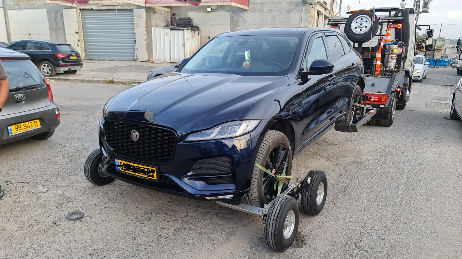 רכב יגואר כחול מורם על דולי גרירה